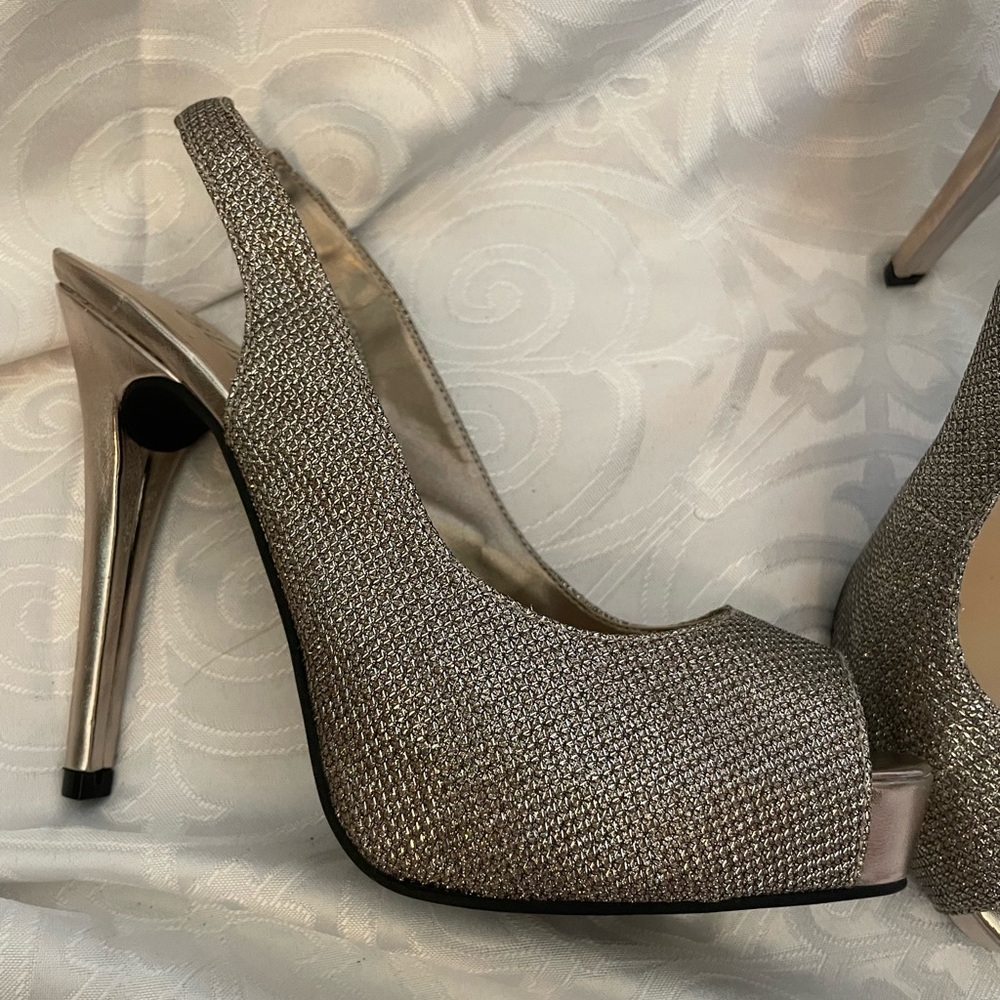 Guess Gold Pumps